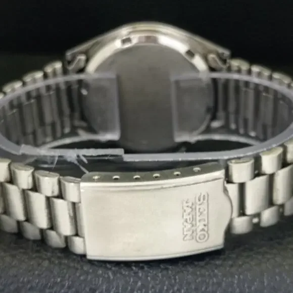 Vintage 1977 Seiko Automatic Mens Silver Watch W/daydate & Red accents - Picture 2 of 10